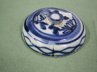 13311007清代晚期花卉纹涂染青花有钮直壁罐盖